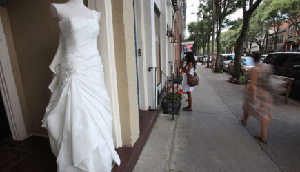 Девушка пришла на выпускной в свадебном платье матери 20-летней давности