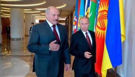 Двуличный Лукашенко лебезит перед Трампом после подарка Путину
