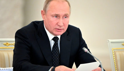 Путин пообщался с пострадавшим от наводнения ребенком