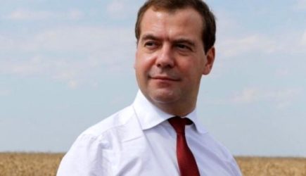 Медведев опять не подумал и отлил в гранит