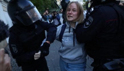 Девушку, которую ударил полицейский на митинге в Москве, будут судить