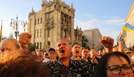 Украинские туристы впали в бешенство при виде российского флага в Испании