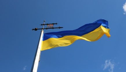 Пользователи сети высмеяли поднятый исподтишка флаг украинцами в Крыму