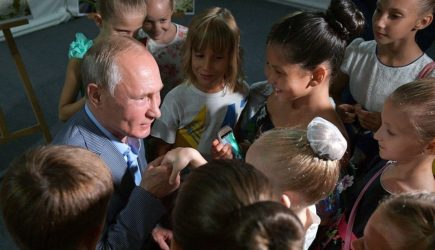 Появилось видео, как Путин поцеловал руку юной балерины в Севастополе
