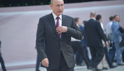 Опустился на колено и поцеловал руку: Галантный Путин встретился в Херсонесе с юными балеринами