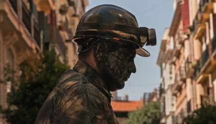 Горняки трех шахт в Донбассе отказались работать из-за долгов по зарплате