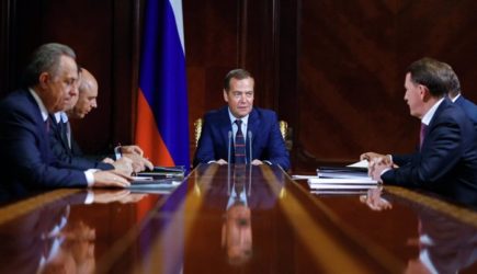 &#171;Исправляют свои же ошибки&#187;: Правительство Медведева надеется выплыть за счёт 4-дневной недели &#8212; эксперт