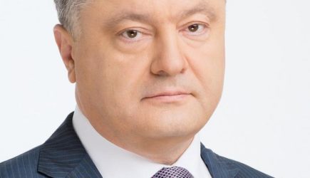 Порошенко &#171;обстреляли&#187; яйцами на выходе с допроса