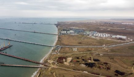 Ад в Черном море: у Крымского моста корабль попал в беду из-за шторма