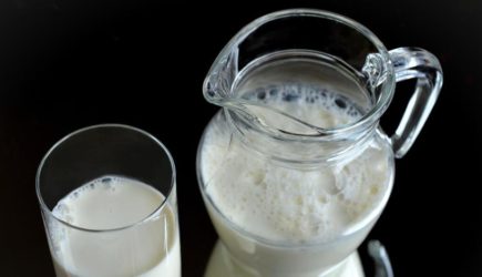 Не пить после 30-ти: вред молока доказан