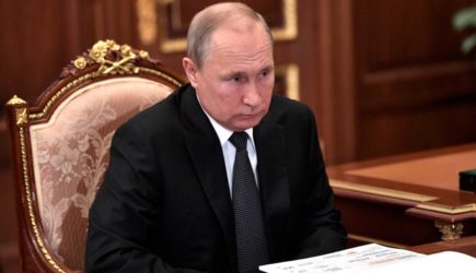 Недовольный Путин устроил взбучку слюнтяю Зеленскому