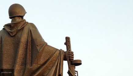 Памятник советскому солдату в Литве облили красной краской