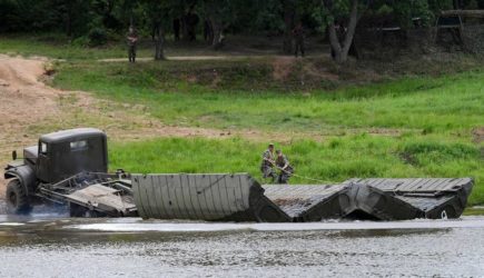 Пострадали люди: во время военных учений в России обрушился мост