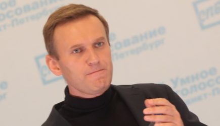 Навального отравили свои? Видео показало, кто принёс &#171;оппозиционеру&#187; напиток в аэропорту