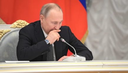 Путин поручил срочно изолировать промышленную площадку в Усолье-Сибирском
