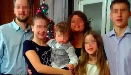 Вырывала плоскогубцами себе зубы: Соседка рассказала о сумасшествии убившей сына российской учительницы