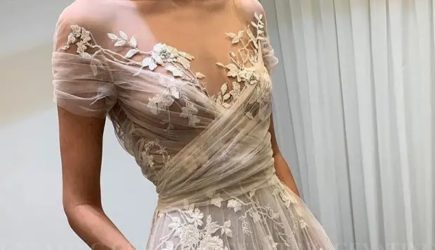 Видно всё: невеста возмутила гостей чересчур откровенным платьем