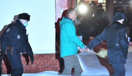 Полицейского заподозрили в «сливе» информации для расследования о Навальном