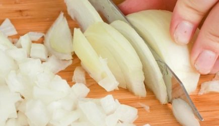 Как избежать слез при нарезке лука: назван способ