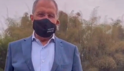 Лавров в Китае надел маску с надписью fckng qrntn