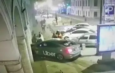 Пьяный таксист въехал в толпу людей в Петербурге