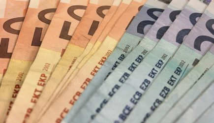 Евро опустился ниже 87 рублей впервые с 17 марта