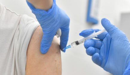 Российский иммунолог заявил, что вакцинация снизит до нуля шансы умереть от COVID-19