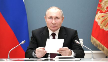 Путин: российские власти внедрят новую схему оплаты труда медработников