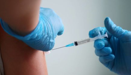 Гинцбург раскрыл противопоказания для вакцинации от коронавируса