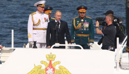 &#171;Здравствуйте, товарищи!&#187;: Путин промчался на катере перед &#171;Вепрем&#187;