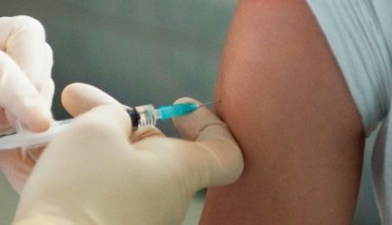 Чем вредна ковид-вакцина для сердца и кому ее колоть нельзя