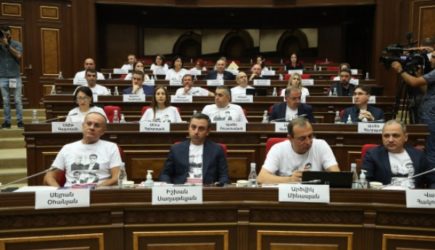 Белые футболки оппозиции: в Армении начал работу послевоенный парламент