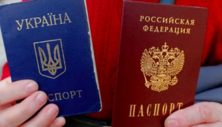 «В ту сторону двери открыты»: украинцев с двумя паспортами «отправили» в Россию