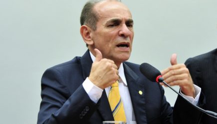 Министр здравоохранения Бразилии показал средний палец