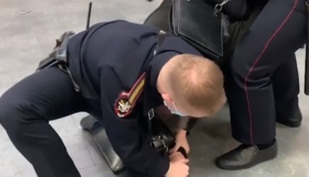 &#171;Вы чё творите?!&#187;: В Санкт-Петербурге полиция жёстко задержала заслуженного тренера России