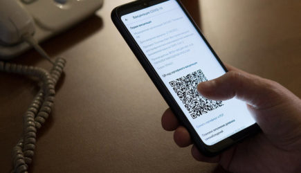 Госдума приняла в первом чтении законопроект о QR-кодах