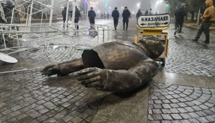 В Казахстане погромщики снесли памятник Назарбаеву