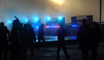 Протестующие в Казахстане обстреляли военных