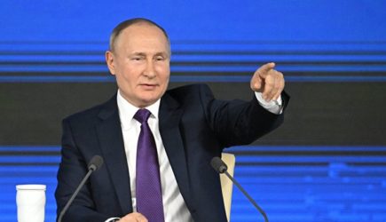 Читатели WSJ: Путин за версту чует страх