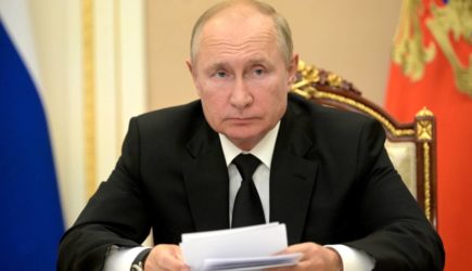Путин поручил кабмину доработать законопроект о получении гражданами COVID-сертификатов