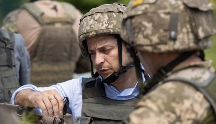 Зеленский объявил о введении военного положения на Украине