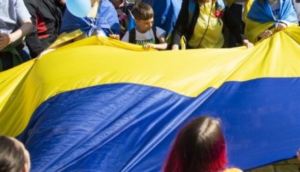 Одними криками не обошлось: Немцы свернули в грязный ком украинский флаг
