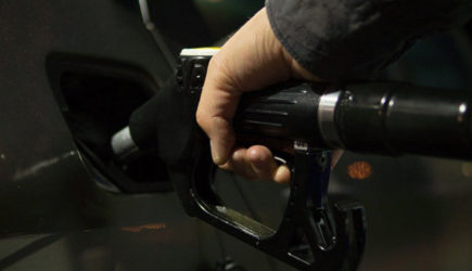 Автомобилисты дождались снижения цен на бензин в мае