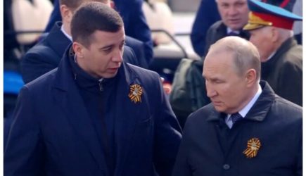 Во время трансляции парада Победы в Москве с Путиным общался неизвестный