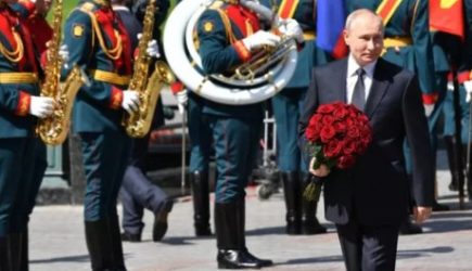 Путин возложил цветы к могиле Неизвестного Солдата (Видео)