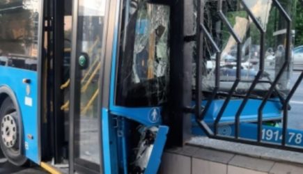 Число пострадавших выросло до 20: Новые подробности наезда автобуса на остановку в Химках