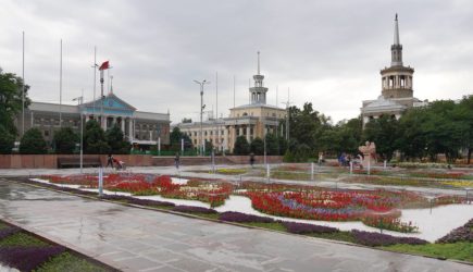 Парламент Киргизии потребовал экстренно убрать русский язык