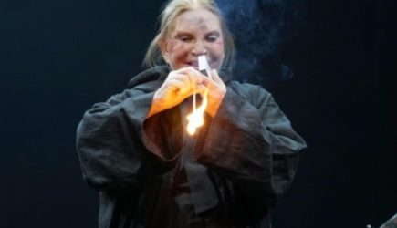 Кровь и боль: спектакль с участием 82-летней Максаковой закончился вызовом «скорой» из-за несчастья