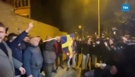 Турецкие активисты сожгли флаг Швеции