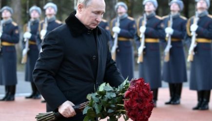 Путин возложил цветы на Мамаевом кургане